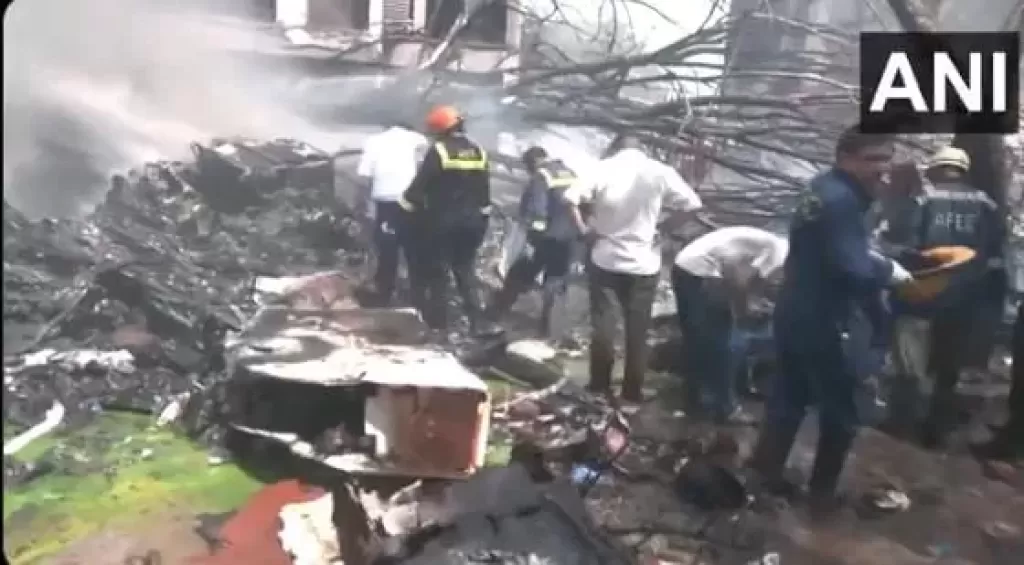 شهود عيان يروون تفاصيل سقوط الطائرة الهندية.. كارثة راح ضحيتها المئات