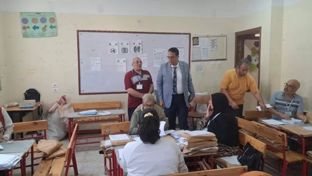وكيل ”تعليم الغربية” يتابع أعمال تقدير الشهادة الإعدادية بلجان غرب طنطا.. ويؤكد: دقة في التصحيح وانضباط في الأداء