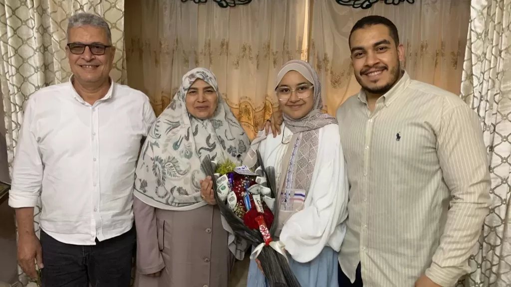 أسرة الطالبة ”آمنة” الأولى على الإعدادية الأزهرية ببورسعيد تحتفل بتفوقها: «تفوقت بالصلاة والقرآن وحلمي الطب والإذاعة»