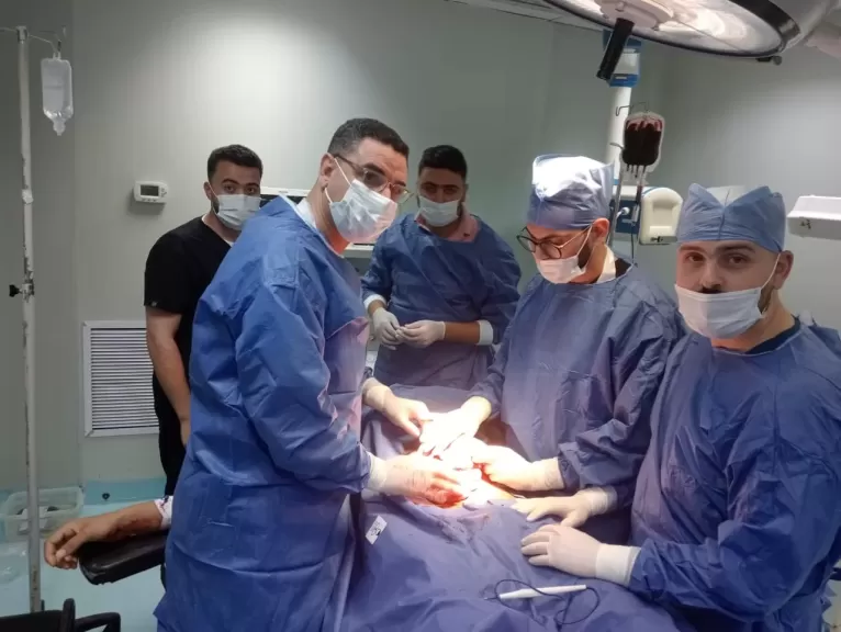 جراحات معقدة بالمخ والوجه تنقذ حياة طفلة وشاب بمستشفيات تمى الأمديد