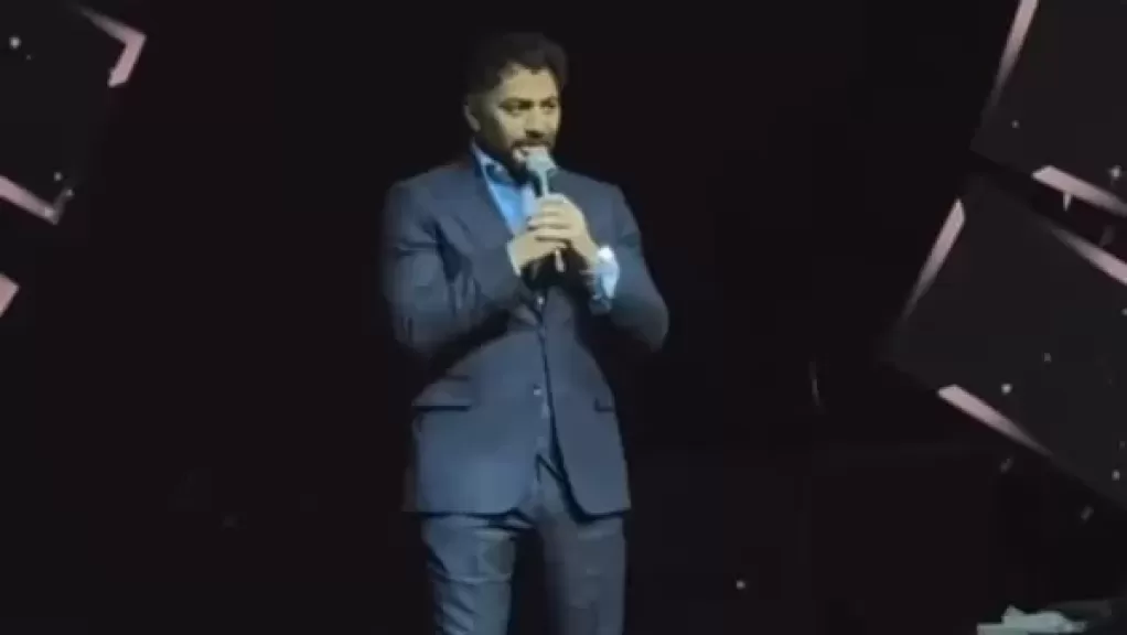 رسالة مؤثرة من تامر حسني خلال حفله بالكويت: أنتم اللي هتقوني