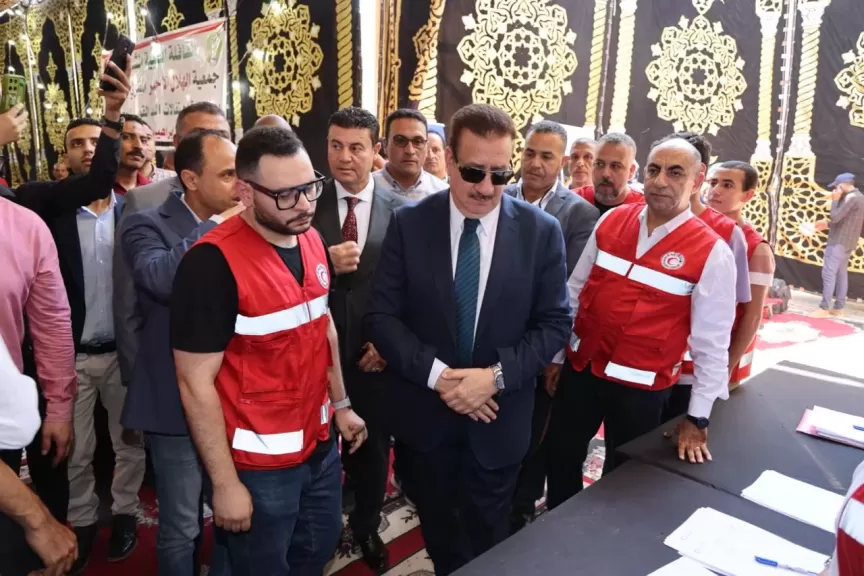 بالتعاون مع جمعية الهلال الأحمر.. محافظ المنوفية يدشن القافلة الطبية والغذائية بالمجان لعمال منظومة النظافة