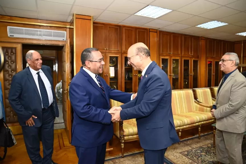 رئيس  جامعة أسيوط يستقبل نخبة من المشاركين في الملتقى العلمي الثاني بكلية التجارة