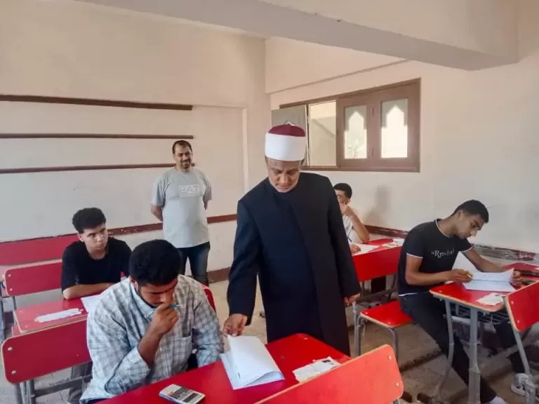 رئيس الإدارة المركزية لشؤون التعليم يتابع أعمال امتحانات الشهادة الثانوية الأزهرية بالإسماعيلية