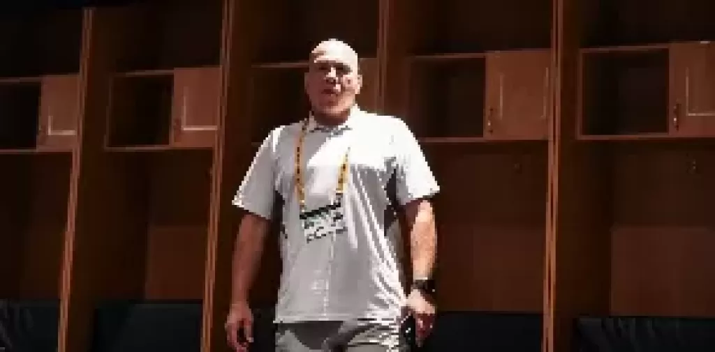 محمد بوسف يطمئن على إمام عاشوراء
