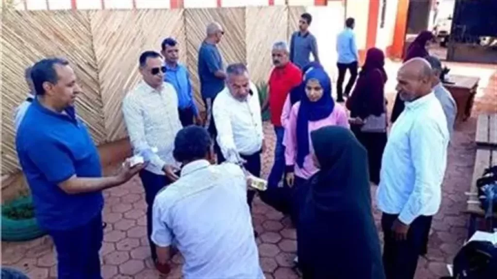 ”شباب المصريين الأحرار” يساندون طلاب الثانوية في الدقهلية بتوزيع المياه والعصائر
