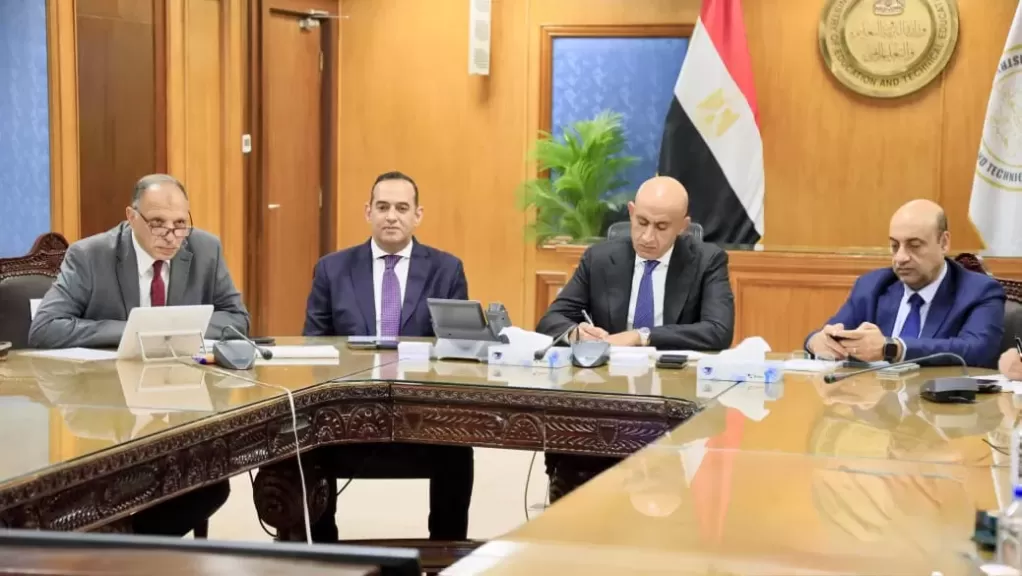 وزير التعليم يطمئن على الحالة الصحية للملاحظين المصابين في حادث سير بسوهاج