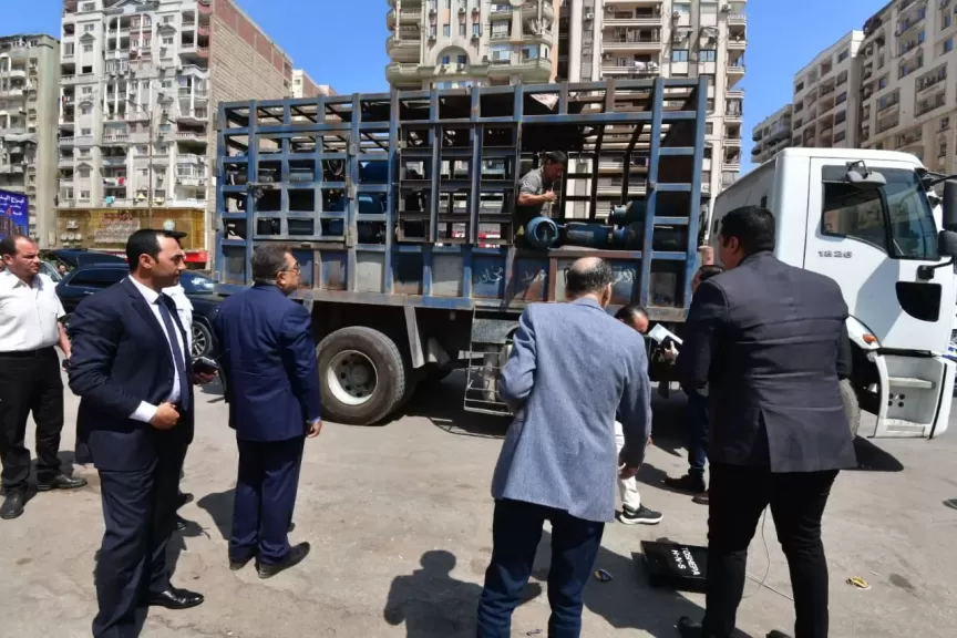محافظ الدقهلية يستوقف سيارة أنابيب بوتاجاز للتأكد من معايرة الأنبوبة بالميزان