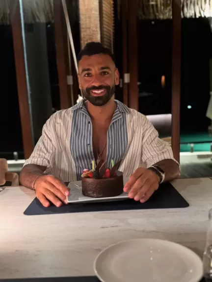 ابن الغربية يُطفئ شمعته الـ33.. محمد صلاح يحتفل بعيد ميلاده وسط إشادات جماهيرية واسعة