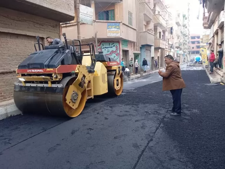 ”حياة كريمة” تواصل الإنجاز.. رصف وتطوير شوارع عزبة المصري بمدينة زفتى
