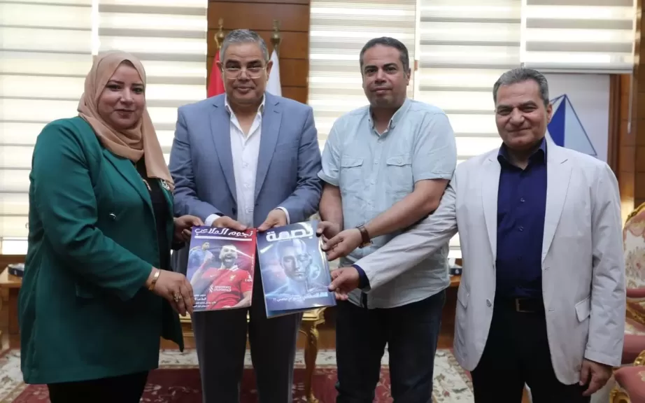 رئيس جامعة كفر الشيخ يتسلم نسخًا من المشروعات التدريبية لطلاب قسم الإعلام