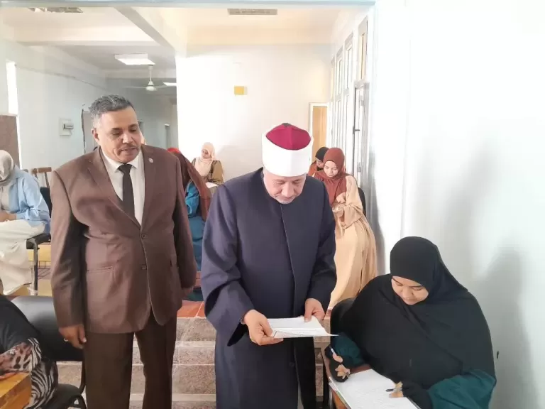 نائب رئيس جامعة الأزهر يتفقد لجان كلية البنات الأزهرية بالوادي الجديد
