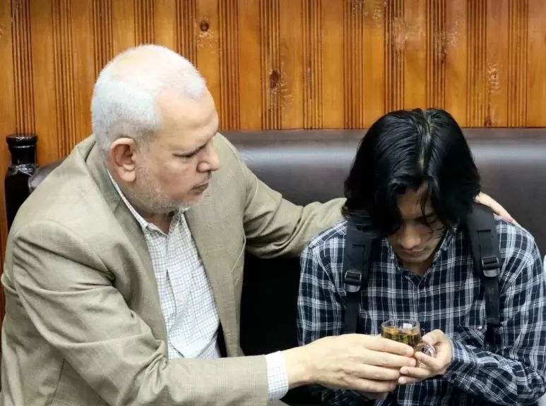 في لفتة إنسانية...«عميد أصول الدين» بالقاهرة يواسي طالبًا إندونيسيًا توفي والده أثناء أداء الامتحان