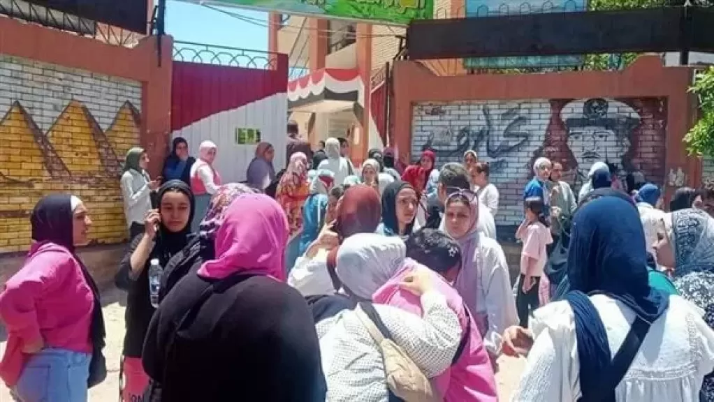 بدء توافد طلاب الثانوية العامة لأداء امتحان مواد اللغة الأجنبية الثانية والاقتصاد والإحصاء
