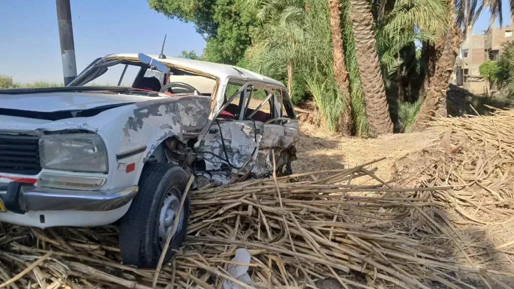 العربيات بقت خردة.. إصابة 10 أشخاص إثر حادث تصادم سيارتين في قنا