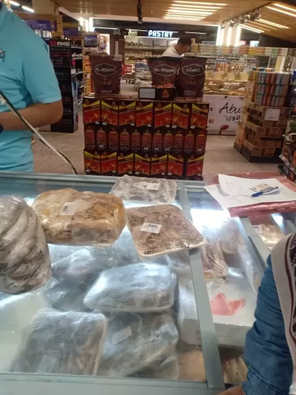 ضبط 177 كيلو لحوم وأسماك مجهولة المصدر بسوبر ماركت بالعبور