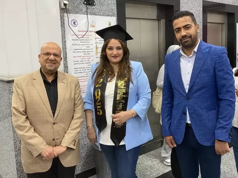 موظفة بالسكة الحديد تحصل على درجة الماجستر من «إعلام القاهرة»