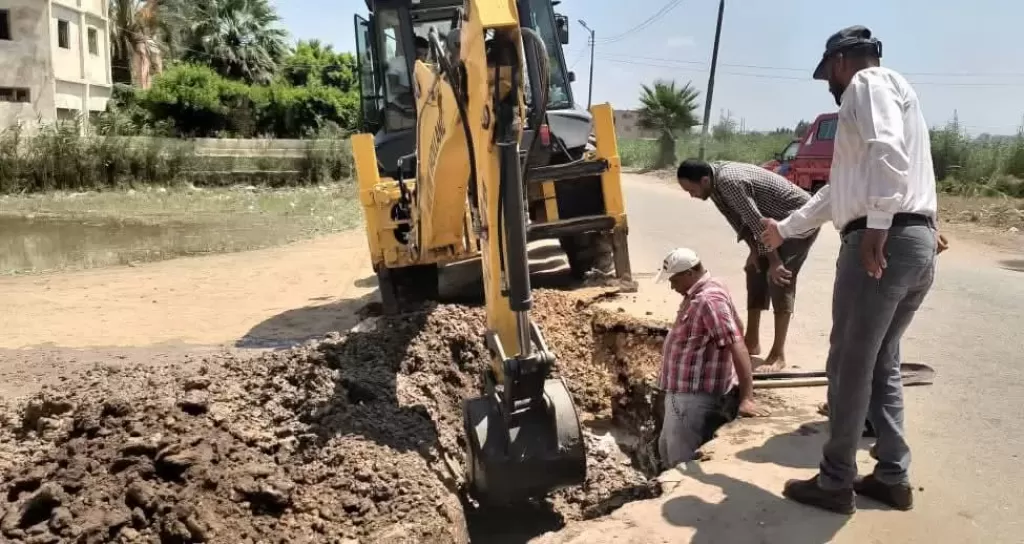 إصلاح كسر مفاجئ بخط مياه رئيسي بقرية محلة موسى بكفر الشيخ