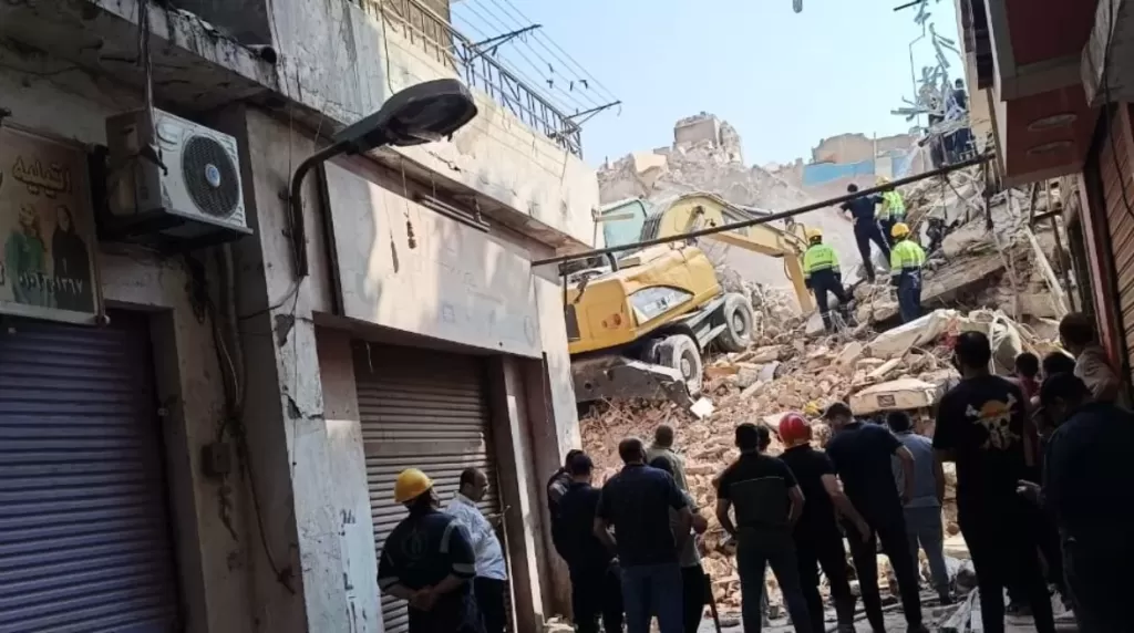 تواصل البحث عن 3 مفقودين أسفل عقار السيدة زينب المنهار