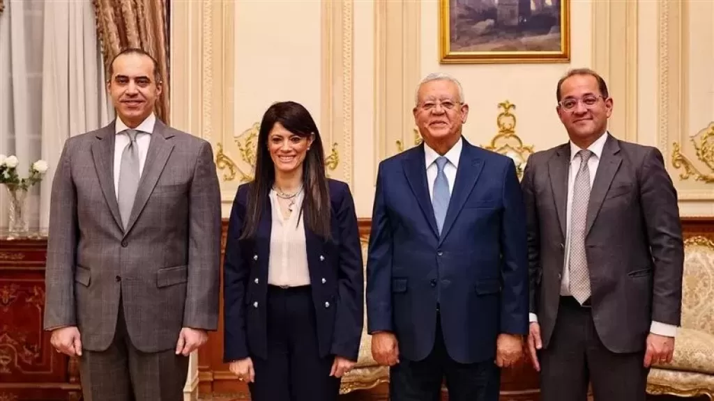 رئيس مجلس النواب يستقبل وزراء الشؤون النيابية والتخطيط والمالية عقب إقرار الموازنة العامة
