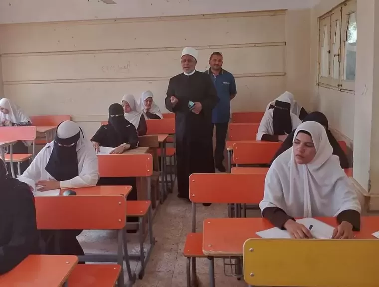 رئيس الإدارة المركزية لشؤون التعليم يتابع أعمال امتحانات الشهادة الثانوية الأزهرية بقنا