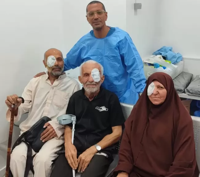 حبيب أفرحهم.. طبيب عيون بقنا يجري جراحات بالمجان لثلاثة مسنين من غزة