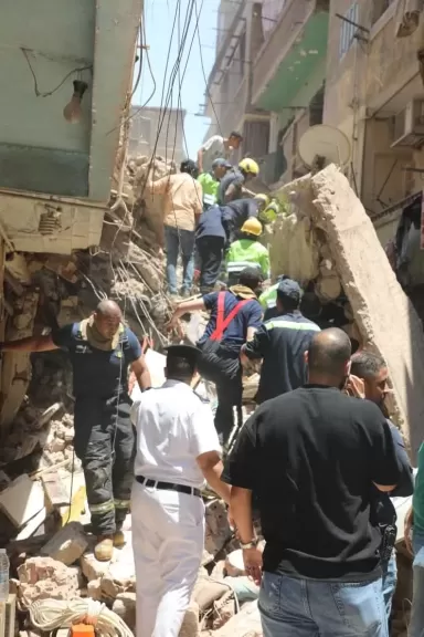محافظة القاهرة : 3 ناجين وحالة وفاة في انهيار عقارين بحدائق القبة