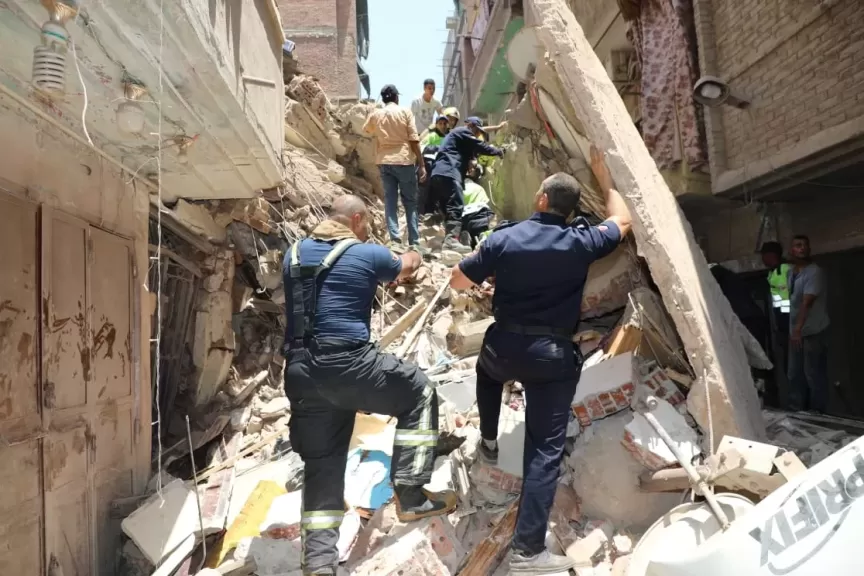 استخراج 13 شخصاً حيا من أسفل أنقاض عقاري حدائق القبة وحالتي وفاة