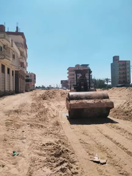 مشروع حيوي لتحسين البيئة والطرق بقطور.. والمحافظ يتابع تغطية ورصف مصرف الزهار