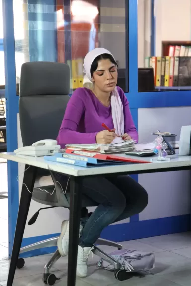 دنيا جمعة: سعيد جدًا بمسلسل ”فات الميعاد” وأسماء أبو اليزيد لطيفة ومتعاونة