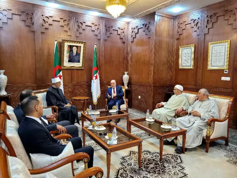 مفتي الجمهورية يلتقي وزير الشؤون الدينية الجزائري لبحث تعزيز التعاون
