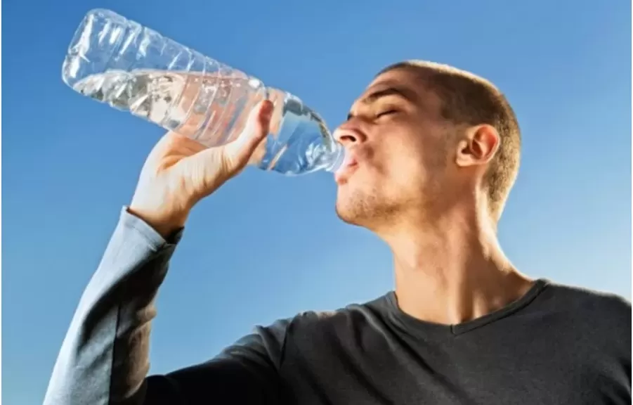 في ظل الموجة الحارة.. نصائح للحفاظ على ترطيب الجسم