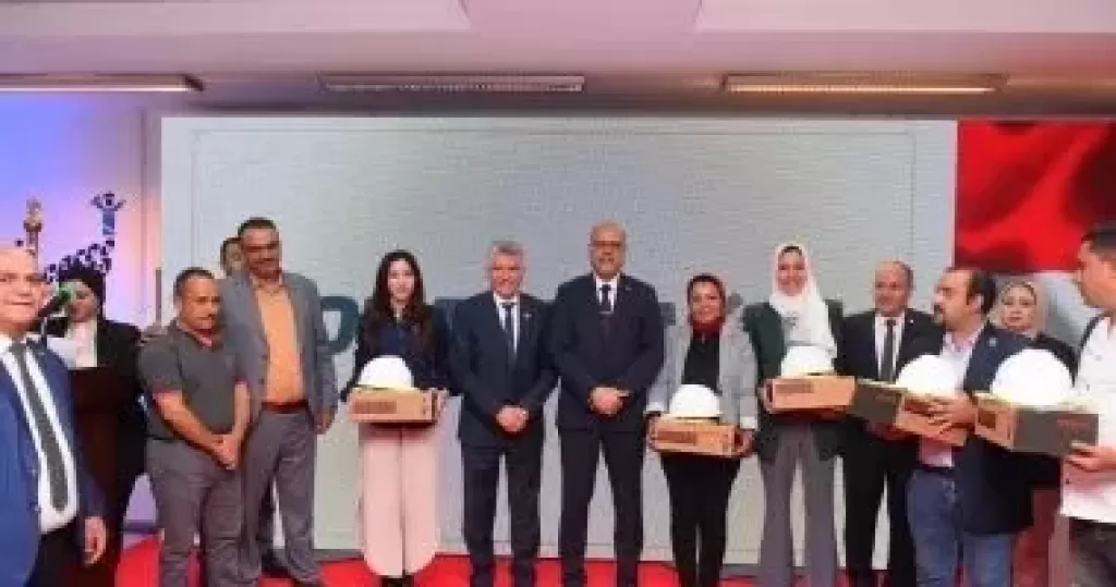 وزير العمل يسلم عقود عمل ومهمات وقاية ويدعو لتعاون موسع في التدريب المهني