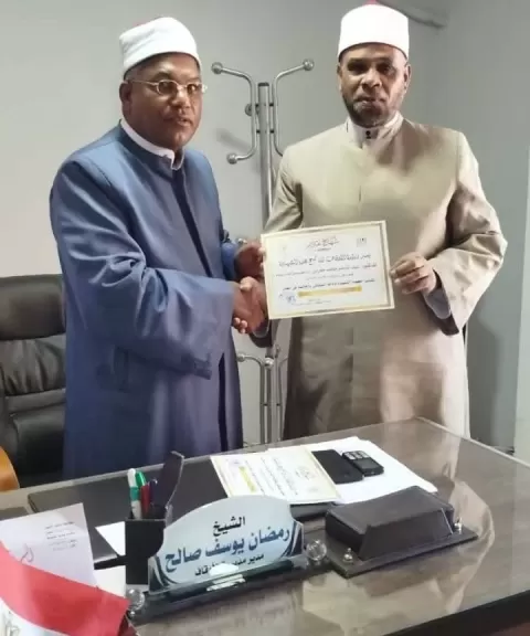تكريم إمام مسجد الخالدين بسفاجا كإمام مثالي على مستوى البحر الأحمر