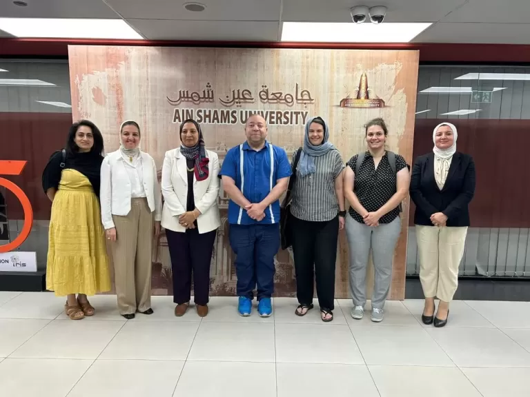 جامعة عين شمس تستقبل وفدًا من مكتبة «إينوك برات» الأمريكية لبحث سبل التعاون