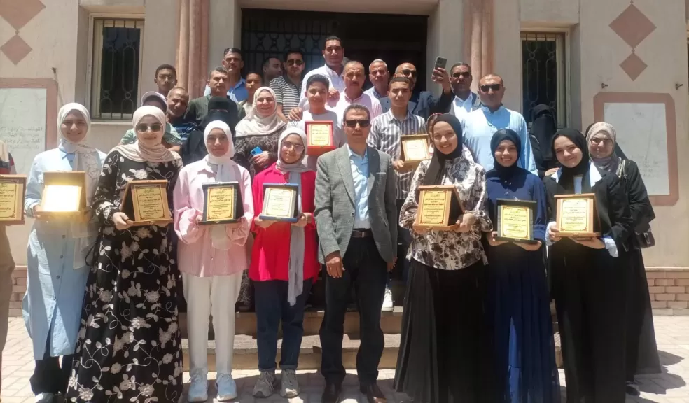 وكيل «تعليم كفر الشيخ» يُكرِّم أوائل الشهادة الإعدادية: فخورون بتفوق أبنائنا
