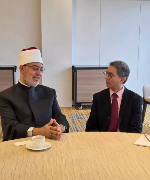 مفتي الجمهورية يلتقي الوزير المسؤول عن الشؤون الإسلامية ووزير الدولة الأول بوزارة الداخلية بسنغافورة