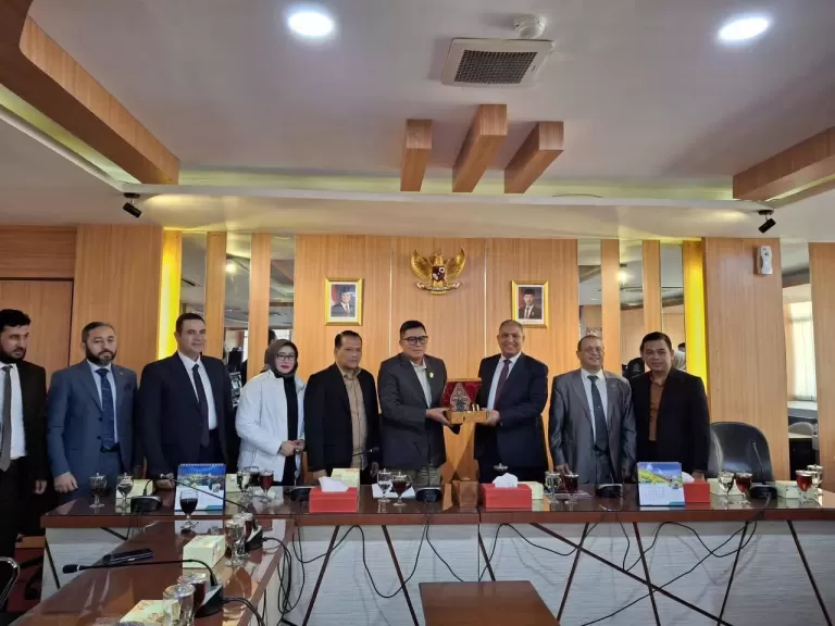 مجلس النواب الإندونيسي يكرم نائب رئيس جامعة الأزهر لفرع البنات