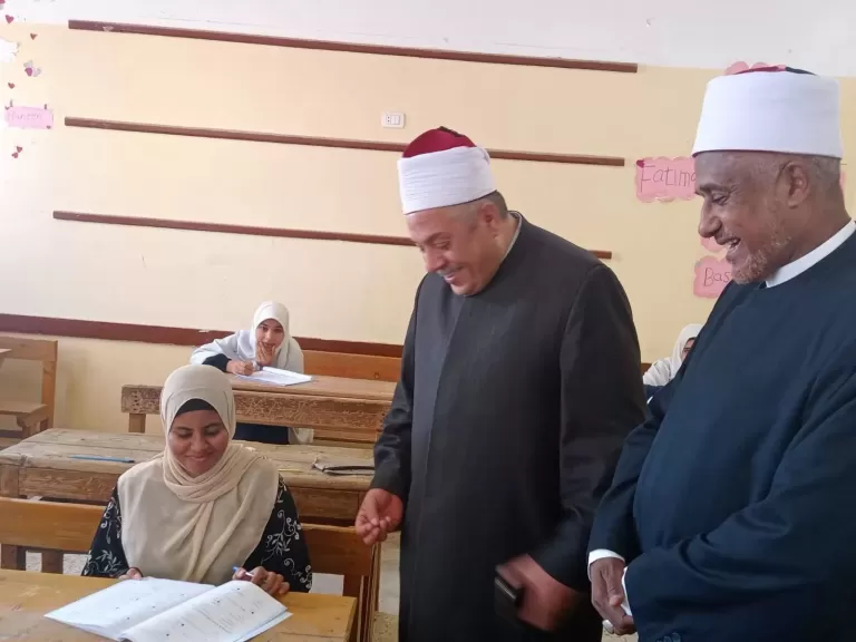 رئيس قطاع المعاهد الأزهرية يتفقد لجنة فتيات الدير بإسنا