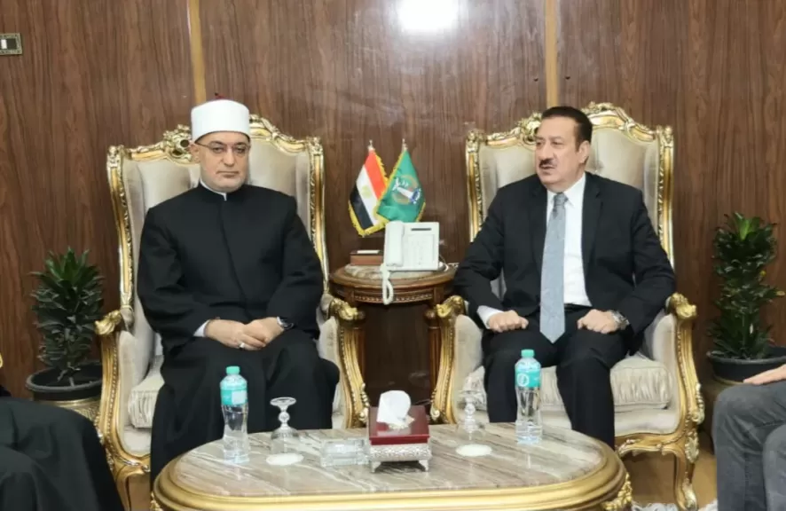 مفتى الجمهورية يقدم واجب العزاء لأسر شهداء كفر السنابسة بمنوف