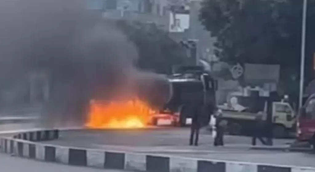 سائق السيارة المشتعلة بمصر القديمة: تتحرق عربيتي ومايتأذيش حد.. وأنقذت المنطقة من كارثة | خاص