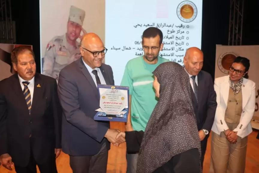 محافظي القليوبية والقاهرة يُكرمان أسر الشهداء من الجيش والشرطة بقصر ثقافة القناطر الخيرية