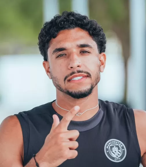 عمر مرموش يكشف سر غنائه بالعربية في تدريبات مانشستر سيتي