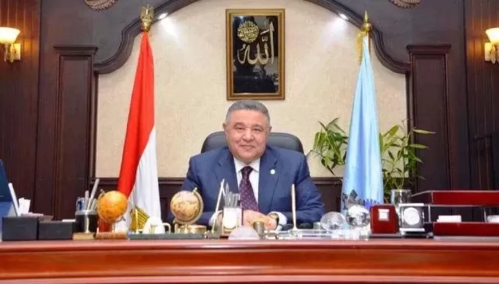 محافظ البحر الأحمر يناقش الموقف التنفيذي لملفات تقنين وضع اليد والتصالح علي مخالفات البناء