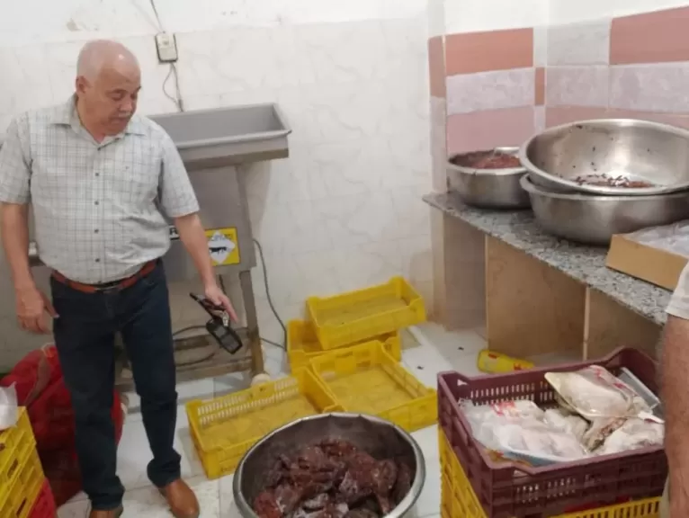 طن لحوم فاسدة وغير صالحة للإستهلاك الآدمي بطوخ وغلق ثلاجة مخالفة