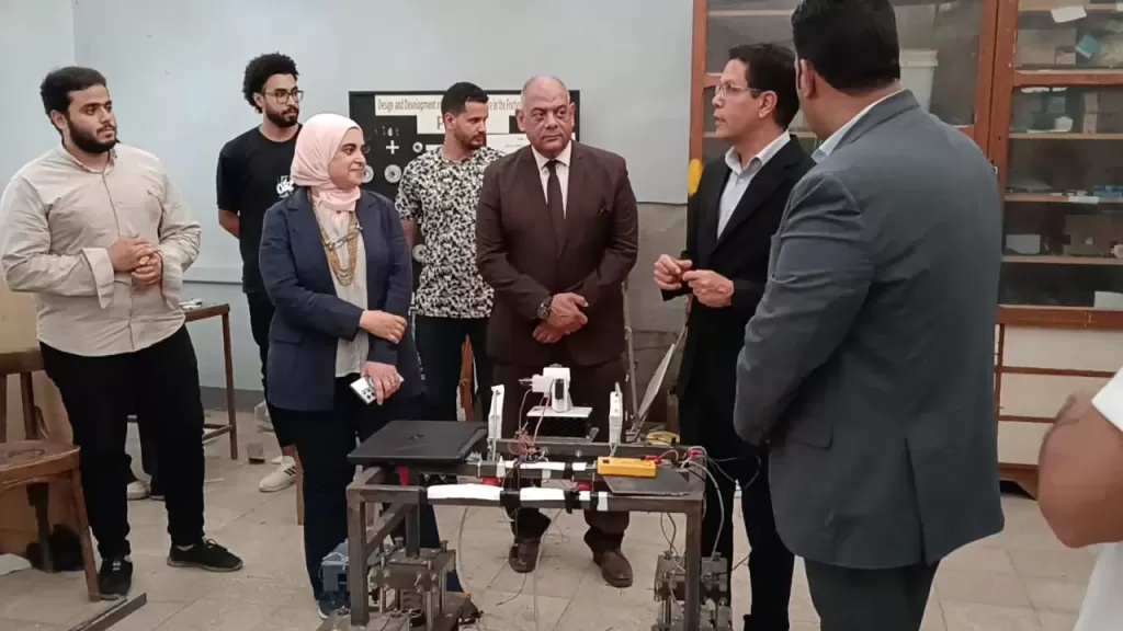 رئيس جامعة بنها يتفقد عدد من المشاريع الطلابية بكلية الهندسة ببنها