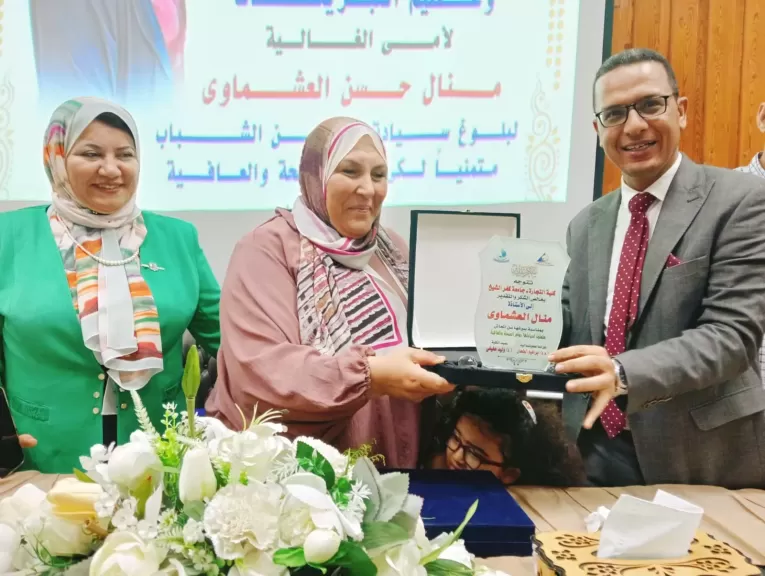 لبلوغها المعاش.. جامعة كفر الشيخ تكرم مدير عام الإدارة العامة للوحدات ذات الطابع الخاص