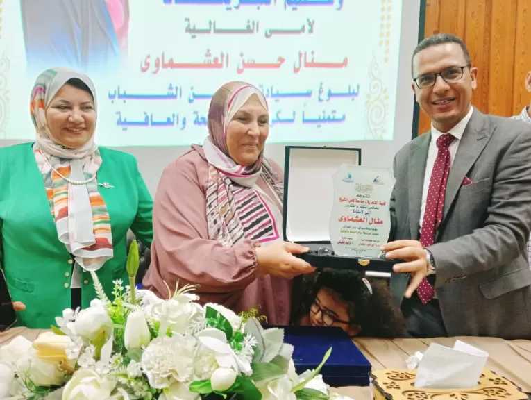 لبلوغها المعاش.. جامعة كفر الشيخ تكرم مدير عام الإدارة العامة للوحدات ذات الطابع الخاص