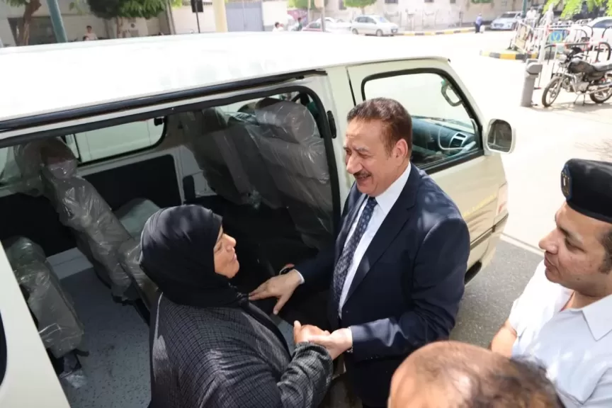 عاجل.. محافظ المنوفية يسلم سيارة ميكروباص جديدة لأسرة سائق سيارة حادث الإقليمي
