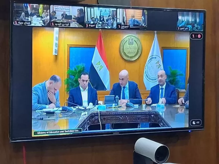 استقرار وهدوء في امتحانات الثانوية العامة بالغربية.. ووكيل الوزارة يتابع من غرفة العمليات